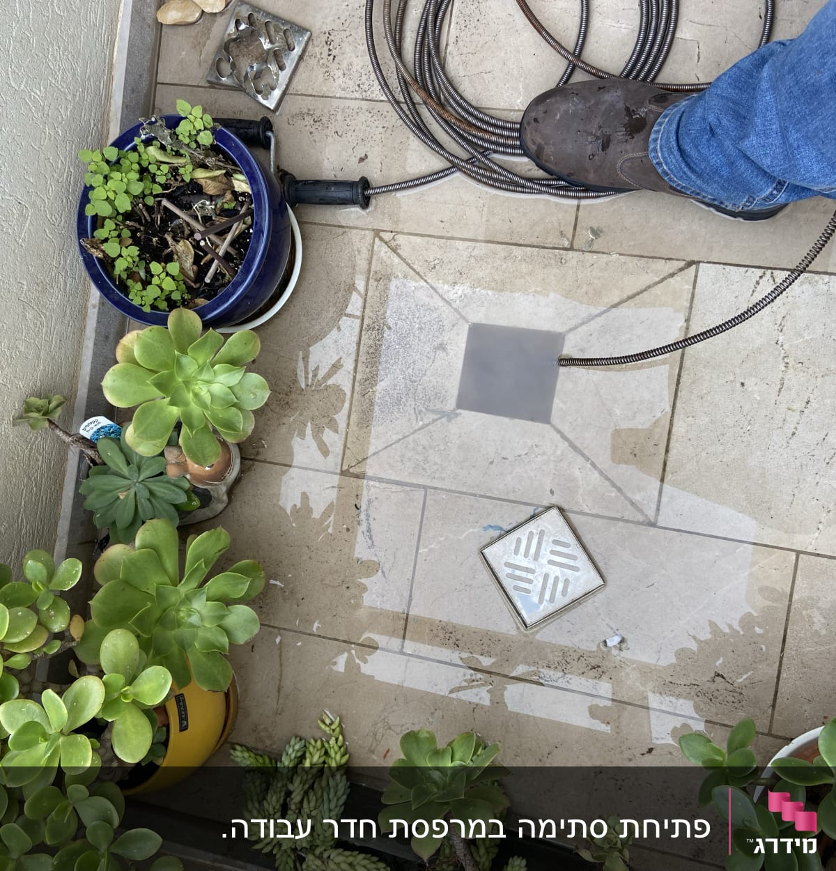 כבל אינסטלציה על רצפה ליד רגליים וניקוז